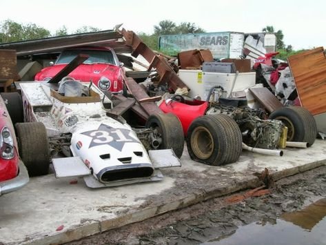 AbandonedFerraris2.jpg.86b1539a90feee2069b62dc64474d0f3.jpg