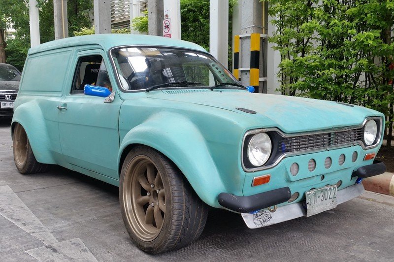 Ford-Escort-Van-with-a-2JZ-GTE-13.jpg.ef3a68cda43928f280bd42d2aa14965f.jpg