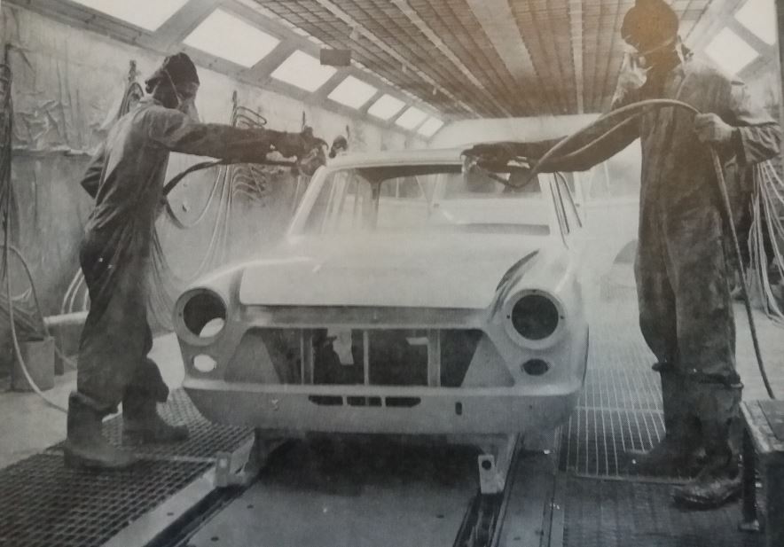 FordSouthAfricaSprayingCortina.jpg.09bb9ada41a3963fe31d1fd651d9607f.jpg