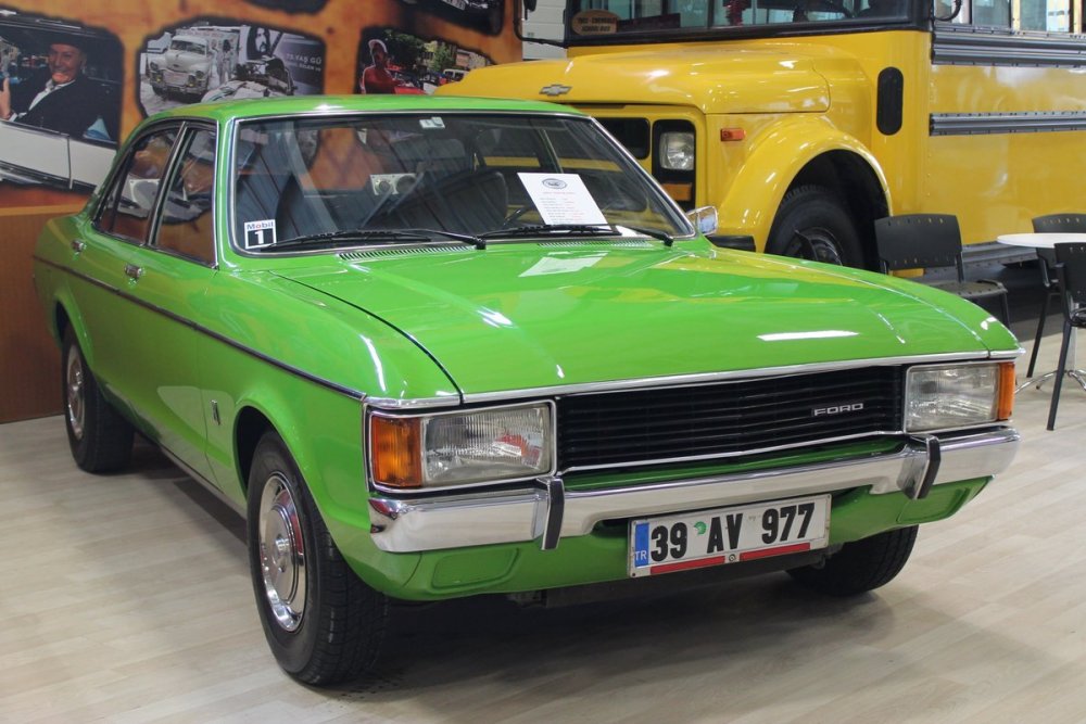 4DoorGranadaGreen.thumb.jpg.e40c4392740861138d24b621cc2994cb.jpg