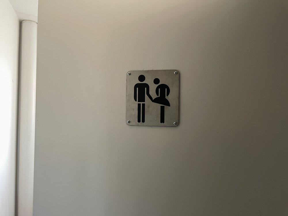 toilet.thumb.jpeg.92f268474163378c772066198f832a2a.jpeg